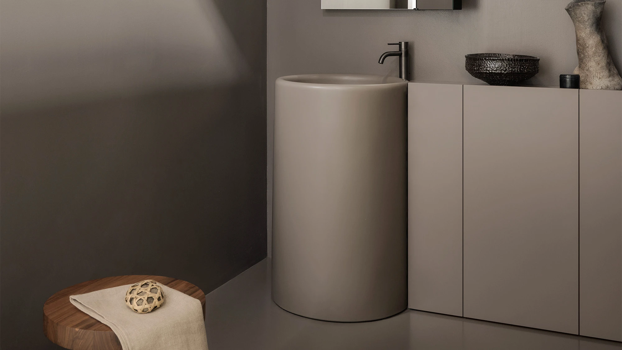 Itaca freestanding washbasin with central floor-standing cabinet